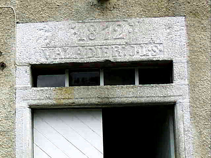 Porte du logis : détail du linteau ajouré