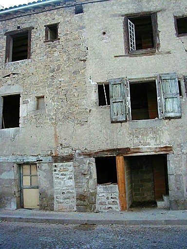 Vue d'ensemble dee l'élévation rue Pierre Rousset : vestiges de pan-de-bois