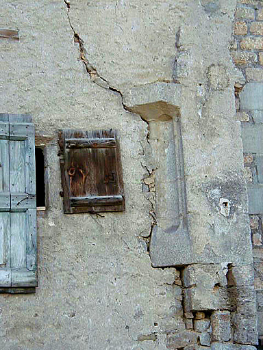 Détail d'un montant de cheminée en remploi dans l'élévation