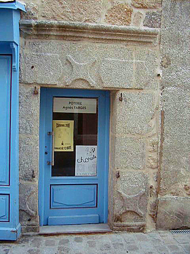 Elévation sur rue, porte d'entrée datant sans doute du XVIIe siècle