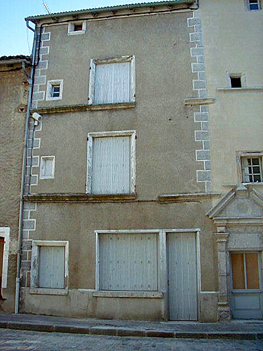 Vue d'ensemble de l'élévation sur la place