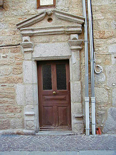 Elévatioon sur rue : porte à fronton brisé.