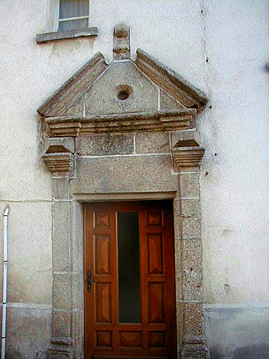 Porte à fronton brisé.