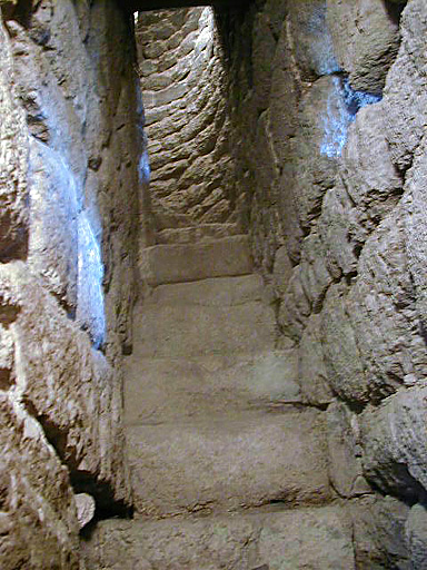 Escalier menant à la terrasse sommitale.