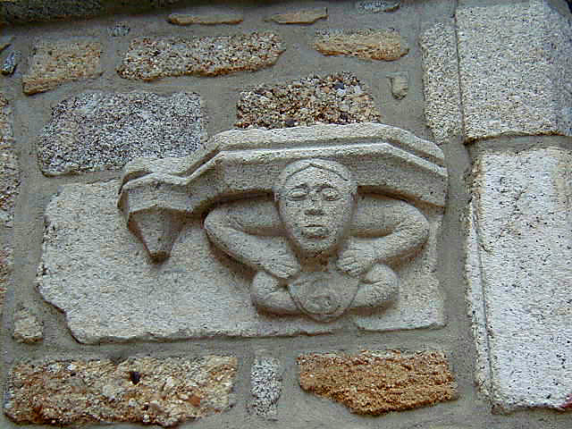 Culot sculpté de l'ancienne église en remploi