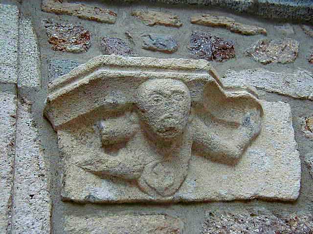 Culot sculpté de l'ancienne église en remploi