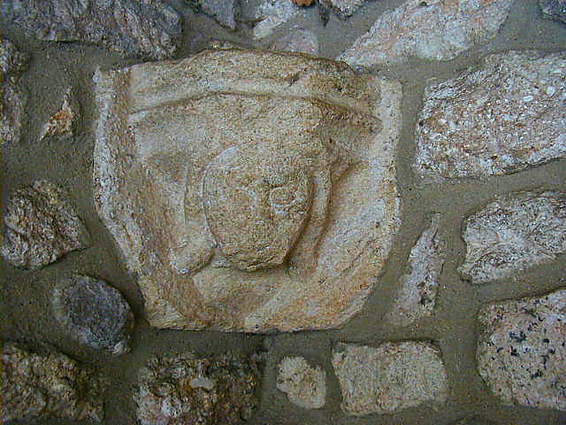 Culot sculpté de l'ancienne église en remploi sous le préau de l'école