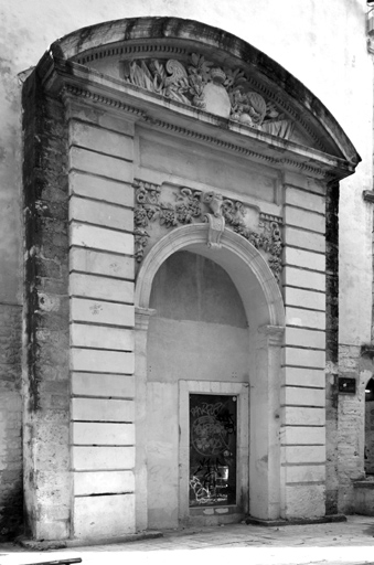 Porte principale des anciennes casernes du cours Gambetta (disparues). Actuellement déposée place Notre-Dame.
