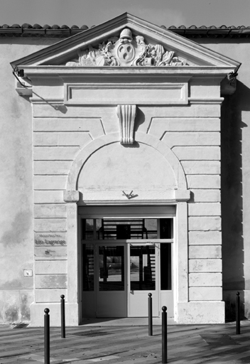 Porte latérale des anciennes casernes du cours Gambetta (disparues), 1698. Actuellement déposée au Mas de la Paillade.