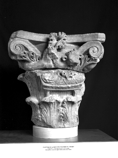 Chapiteau, seconde moitié du XIIe siècle. Nativité avec le boeuf et l'âne. Provient de l'ancienne église Notre-Dame des Tables. Montpellier, Musée languedocien.