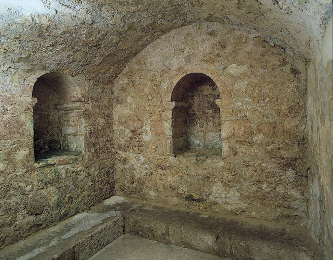 Ancienne synagogue, déshabilloir du bain rituel.