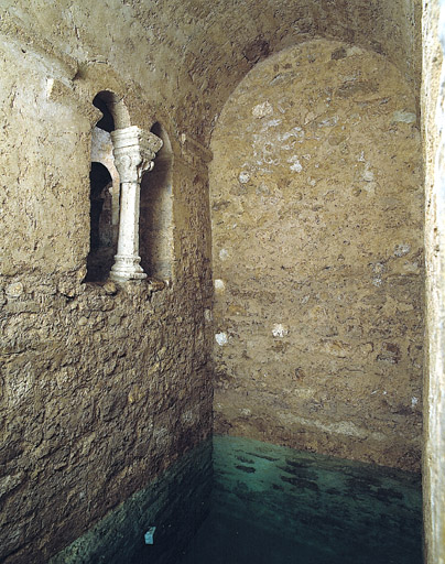 Ancienne synagogue, mikvé (bain rituels), vue d'ensemble du bassin.