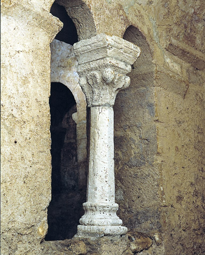 Ancienne synagogue, déshabilloir du mikvé (bains rituels), baie à deux formes ouvrant sur le bassin.