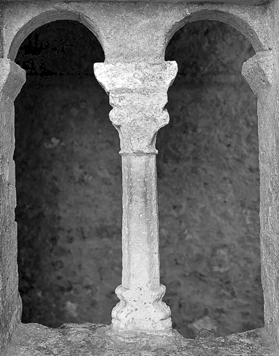 Ancienne synagogue, déshabilloir du mikvé (bains rituels), baie à deux formes ouvrant sur le bassin.