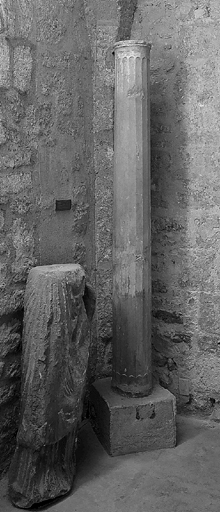 Colonne provenant du portail occidental de l'ancienne église Notre-Dame des Tables (disparue).