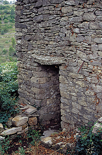 Détail de la porte de la capitelle