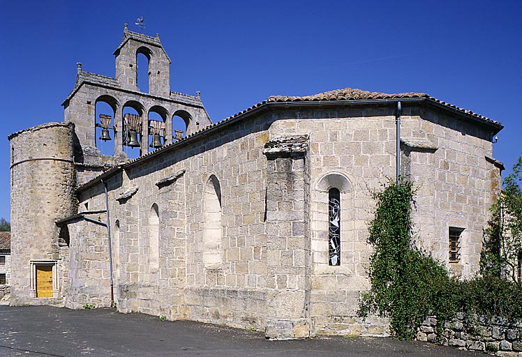 Vue d'ensemble de l'église prise du sud-est