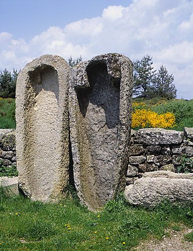 Vue de deux sarcophages dans le cimetière