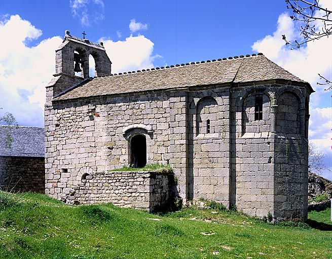 Vue d'ensemble de la chapelle Saint-Jean-Baptiste prise du sud-est