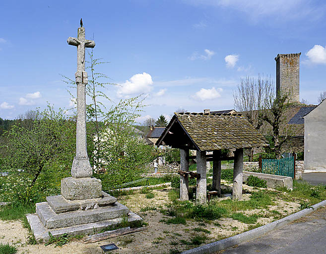 Vue d'ensemble de la croix et du travail à ferrer