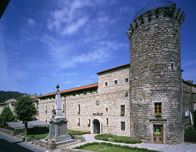 Vue d'ensemble de l'ancienne église des Pénitents (actuellement mairie), de la tour de Bodon et du monument aux morts