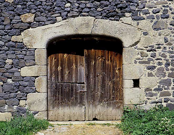 Porte charretière de la grange datée 1785