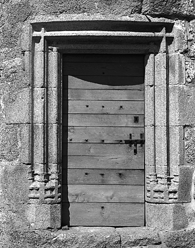 Porte de la cage d'escalier menant au clocher