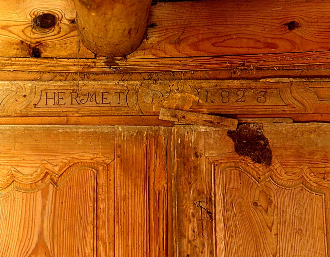 Détail de l'inscription sur le placard : HERMET 1823