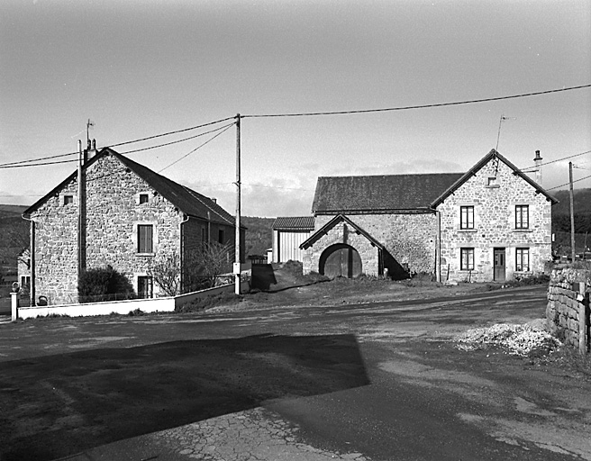 Vue d'ensemble d'une ferme au village reconstruite après 1945