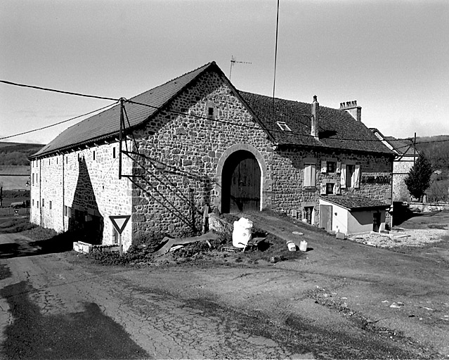 Vue d'ensemble d'une ferme au village reconstruite après 1945