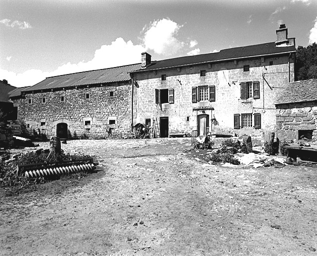 Vue d'ensemble du logis et d'une grange-étable, prise du sud