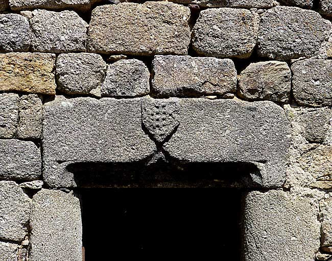 Détail du linteau de la porte de l'ancien logis transformé en étable