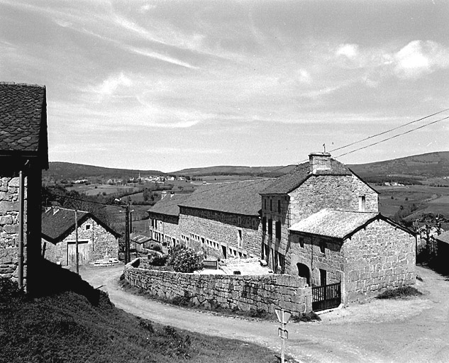 Vue d'ensemble de la ferme reconstruite après 1945