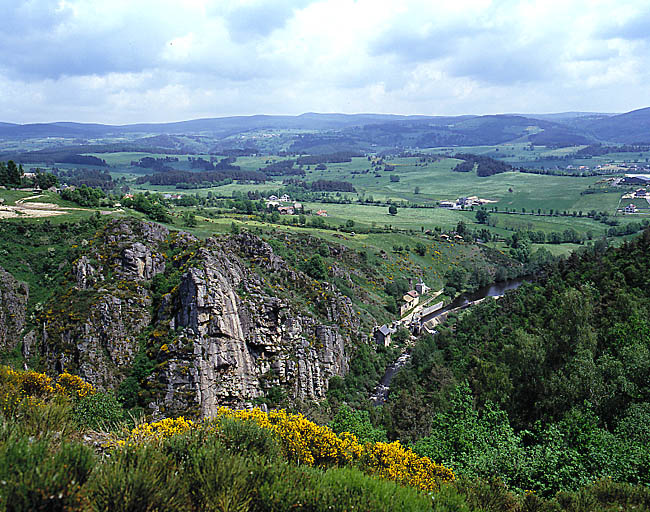 Paysage de la Margeride. Vue prise vers l'est, à partir de la Porte des fées (commune de Saint-Pierre-le-Vieux) avec au premier plan les gorges de la Truyère et l'ancienne usine hydroélectrique du Ranc (commune du Masieu-Ville)