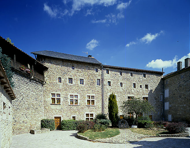 Vue d'ensemble de l'élévation sur la place