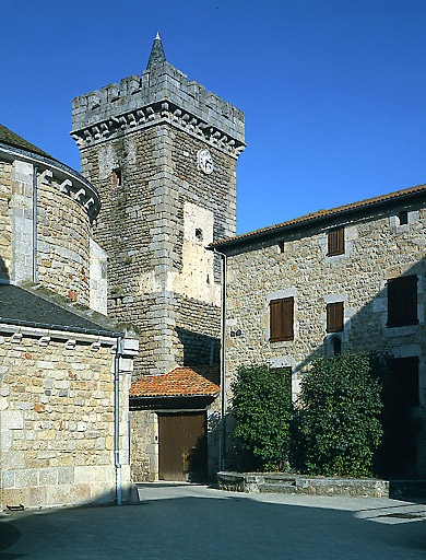 Vue d'ensemble prise du sud-est, à partir de la place de l'Eglise