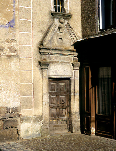 Porte d'entrée sur la rue Pierre de Mercoeur