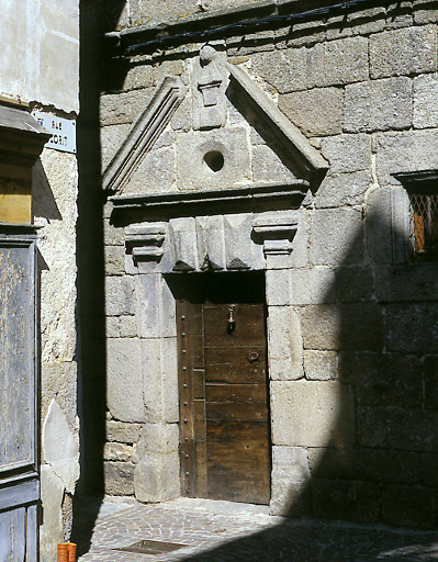 Porte d'entrée sur la rue Florit