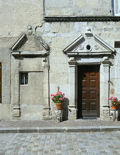 Elévation sur la place : porte d'entrée de la maison et porte murée de la maison voisine (parcelle 165)