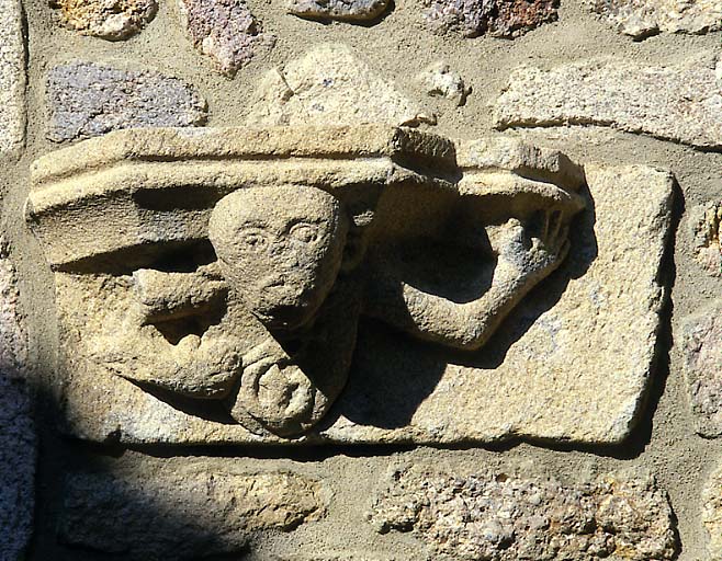 Culot sculpté provenant de l'ancienne église en remploi