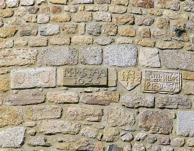 Croisillon sud : ensemble d'inscriptions et de blasons provenant de l'ancienne église