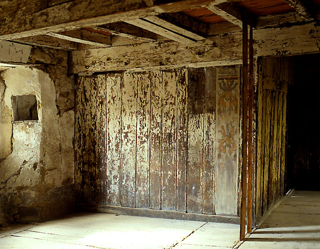 Vestige des cloisons en bois d'une cellule