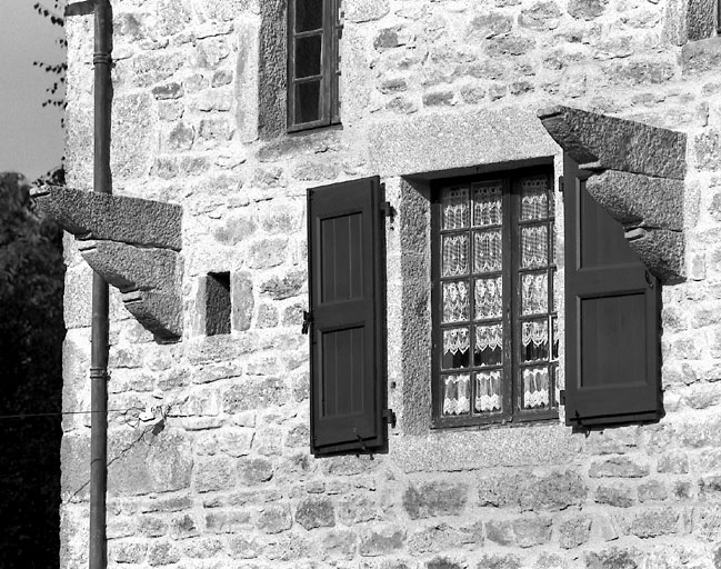 Elévation située sur la parcelle 34 : détail des corbeaux qui soutenaient un séchoir pour les peaux