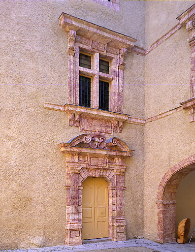 La cour après restauration : élévation de la cage d'escalier