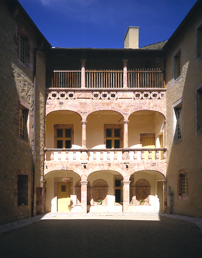 La cour intérieure après restauration : élévation à galeries hautes