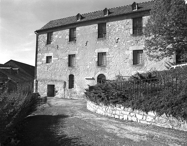 Aile sud du château, ancien asile d'aliénés. Vue d'ensemble prise du sud