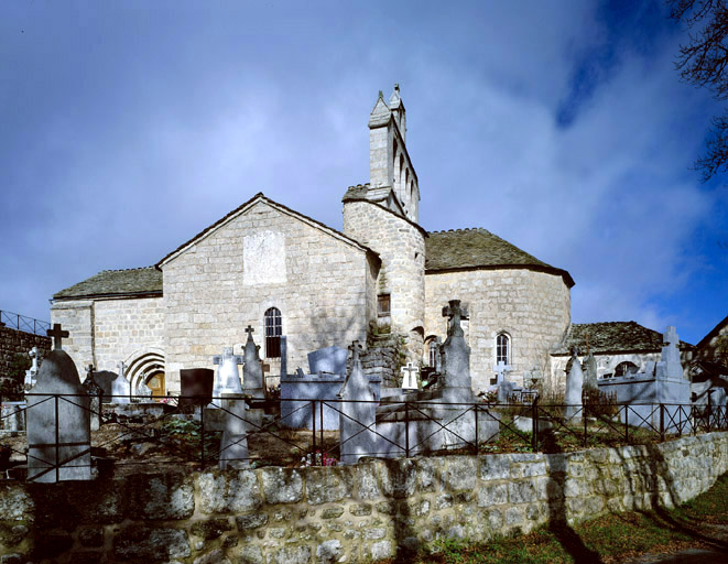 Vue d'ensemble prise du nord-est avec le cimetière