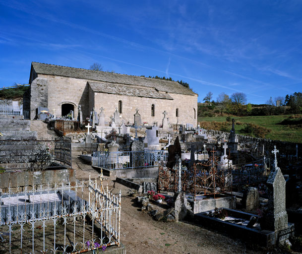 Vue d'ensemble prise du sud, avec le cimetière en premier plan