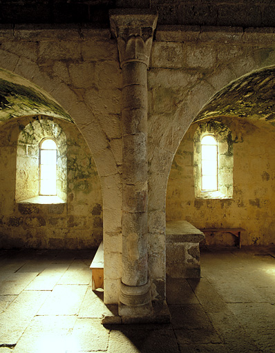 Elévation intérieure sud ; colonne engagée entre la deuxième et la troisième travée, et les deux chapelles sud