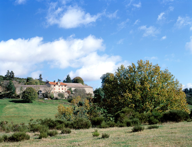 Vue d'ensemble de la ferme prise du sud-ouest, avec les prés au premier plan